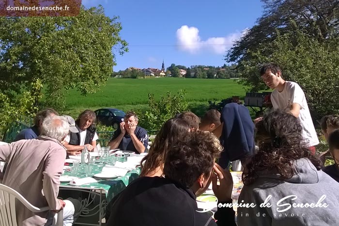 A midi, tout le monde se retrouve pour un repas chaud préparé par l’équipe en cuisine.